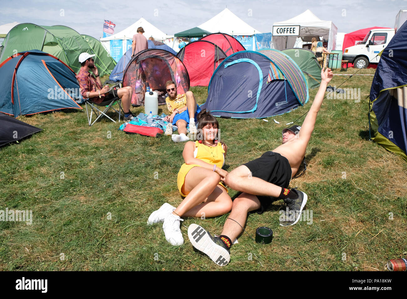 Nozstock Festival in der Nähe von Bromyard, Herefordshire, UK-Freitag, Juli 2018 20 - Musik Fans kommen vor Ort für den Start der 20 Nozstock Music Festival im warmen Sonnenschein mit lokalen temps von 25 c-- Nozstock läuft noch bis zum Sonntag, den 22. Juli 2018. Foto Steven Mai/Alamy leben Nachrichten Stockfoto