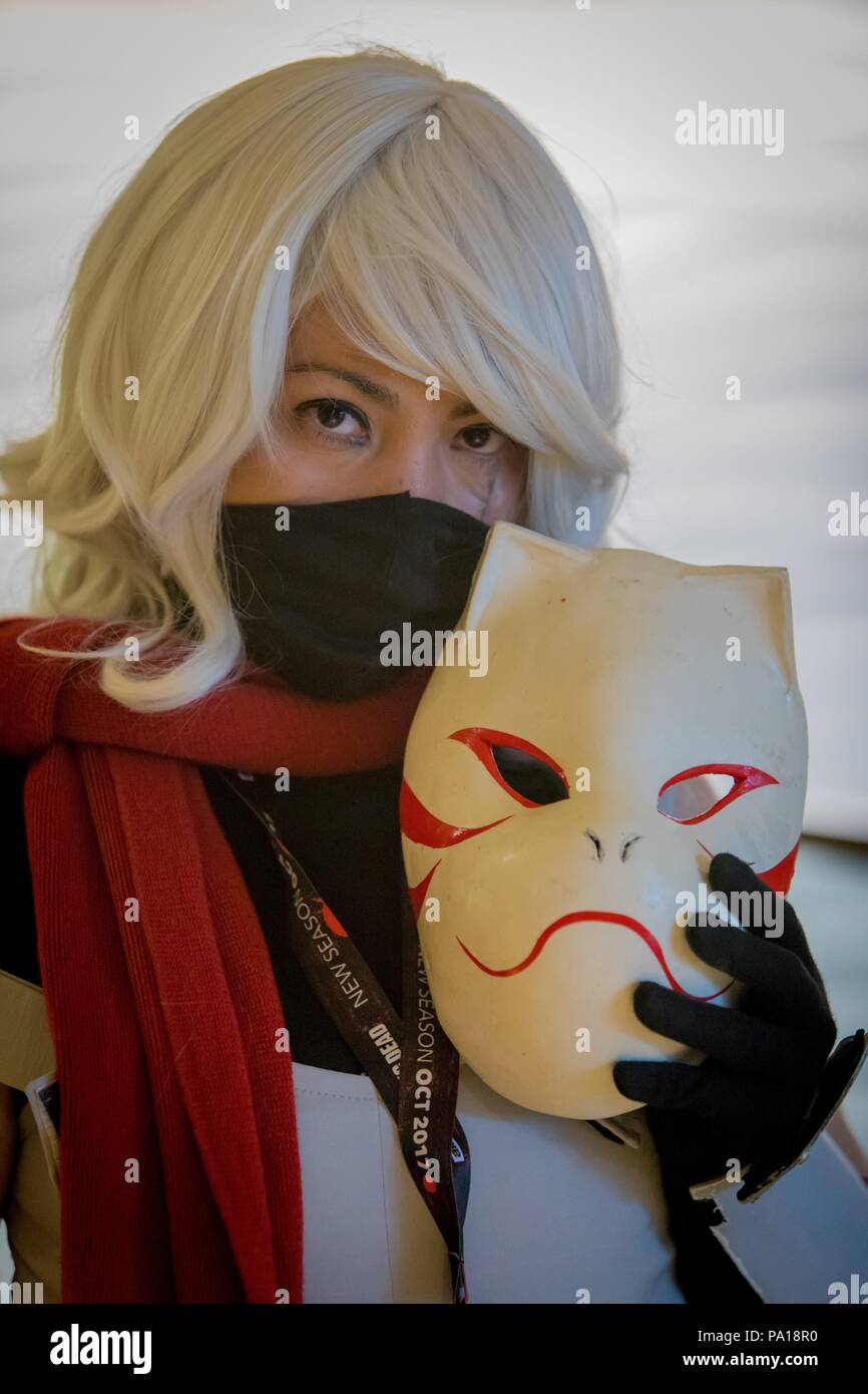 Cosplayer Laura spielt eine weibliche' Kakashi Anbu' von 'Naruto' auf der Comic-Con, jährlich Ausstellung über Anime, Manga, Comics, Videospielen etc., im Juli 2018. | Verwendung weltweit Stockfoto