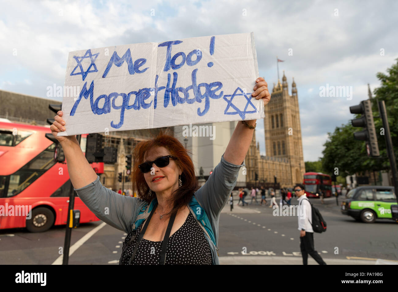 London, Großbritannien. Juli 2018 19. Die Kampagne Gruppe, Kampagne gegen Antisemitismus, Jüdische Gemeinschaft Gruppen und ihre Anhänger Bühne ein Protest im Parlament Platz gegen die Labour Party Antisemitismus Code folgende Ankündigung der Partei, gegen Dame Margaret Hodge MP für Jeremy Corbyn Aufruf eines 'Antisemit'. Credit: Vickie Flores/Alamy leben Nachrichten Stockfoto