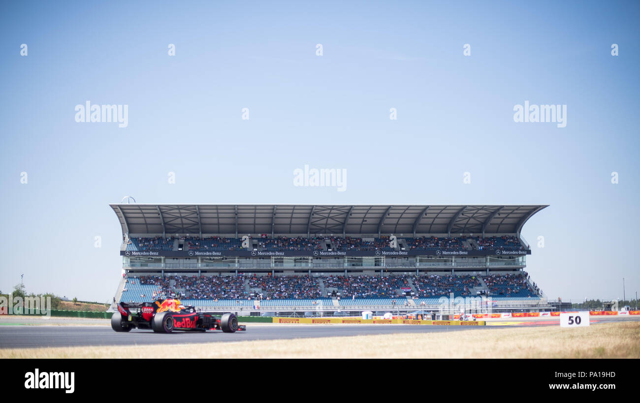 Hockenheim Deutschland 20 Juli 2018 Motorsport Formel 1 Weltmeisterschaft Deutschen Grand Prix Australiens Daniel Ricciardo Aus Dem Team Aston Martin Red Bull Racing Fahren Vor Der Mercedes Benz Tribune Wahrend Der Ersten Ausbildung Auf