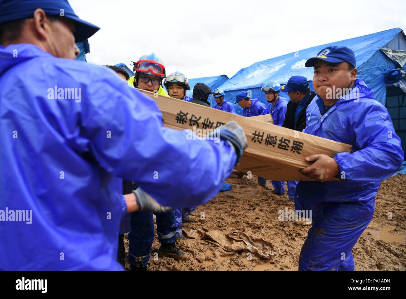 Dongxiang, Gansu Provinz Chinas. 20. Juli 2018. Retter vermitteln Katastrophenhilfe Materialien bei Flut - schlagen Chenhe Dorf Dongxiang autonomen Grafschaft in Linxia Hui Autonomen Präfektur im Nordwesten der chinesischen Provinz Gansu, 20. Juli 2018. Über 1,08 Millionen Menschen in der Provinz Gansu wurden durch Regen ausgelöste Hochwasser betroffen, mit 12 Toten, vier Personen vermisst und 27.000 Menschen evakuiert. Credit: Chen Bin/Xinhua/Alamy leben Nachrichten Stockfoto