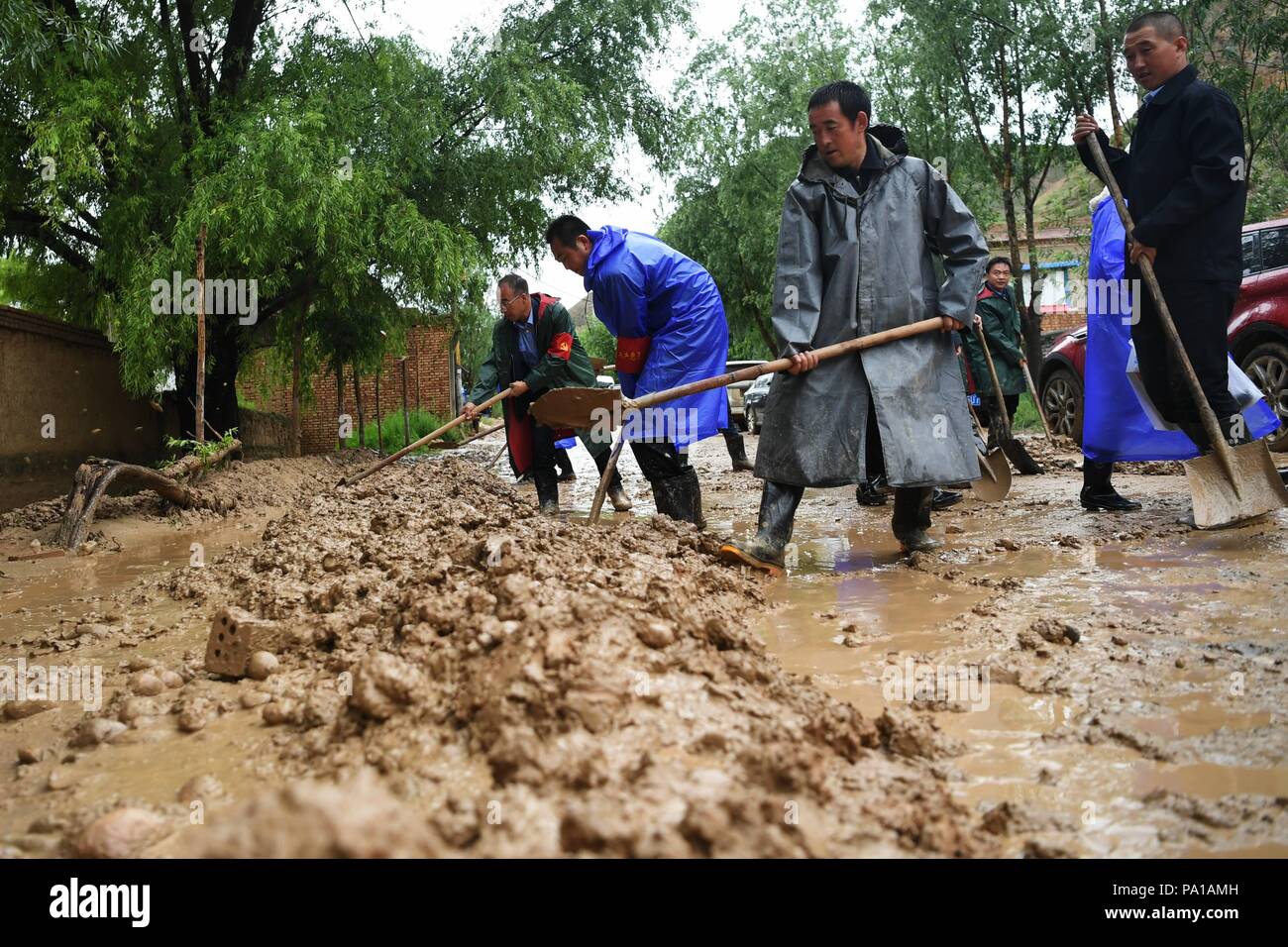 Dongxiang, Gansu Provinz Chinas. 20. Juli 2018. Menschen klar den Schlamm bei Flut - schlagen Chenhe Dorf Dongxiang autonomen Grafschaft in Linxia Hui Autonomen Präfektur im Nordwesten der chinesischen Provinz Gansu, 20. Juli 2018. Über 1,08 Millionen Menschen in der Provinz Gansu wurden durch Regen ausgelöste Hochwasser betroffen, mit 12 Toten, vier Personen vermisst und 27.000 Menschen evakuiert. Credit: Chen Bin/Xinhua/Alamy leben Nachrichten Stockfoto