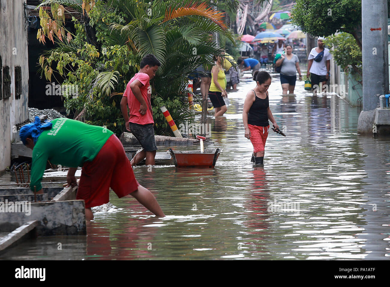 Bulacan, Philippinen. 20. Juli 2018. Bewohner durch Hochwasser Wade nach starkem Regen von tropischen Sturm Ampil in der Provinz Bulacan, die Philippinen, 20. Juli 2018 brachte. Credit: rouelle Umali/Xinhua/Alamy leben Nachrichten Stockfoto