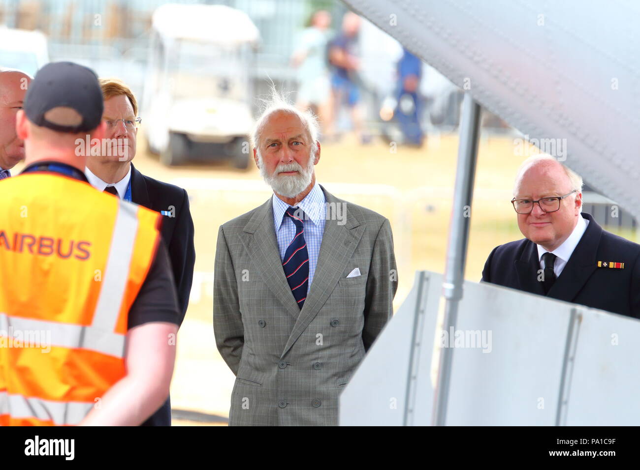 Farnborough, Großbritannien. Juli 2018 20. Prinz Michael von Kent inspiziert die neueste Airbus A 220-300 und eine A380 in den 'Save Livery der Korallenriffe". Er wurde von Vice Admiral Lord Sterling von Plaistow begleitet. Quelle: Uwe Deffner/Alamy leben Nachrichten Stockfoto