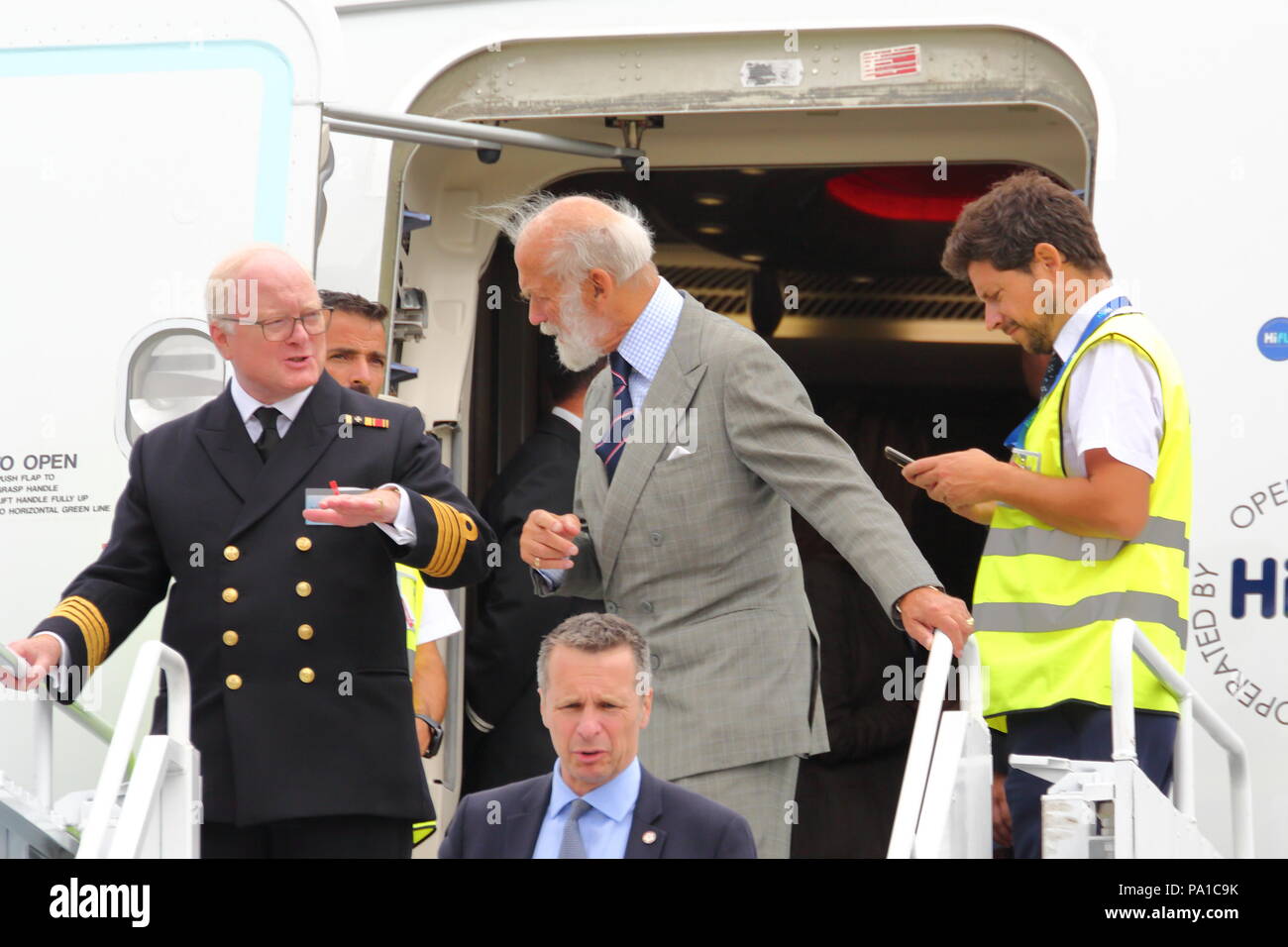 Farnborough, Großbritannien. Juli 2018 20. Prinz Michael von Kent inspiziert die neueste Airbus A 220-300 und eine A380 in den 'Save Livery der Korallenriffe". Er wurde von Vice Admiral Lord Sterling von Plaistow begleitet. Quelle: Uwe Deffner/Alamy leben Nachrichten Stockfoto