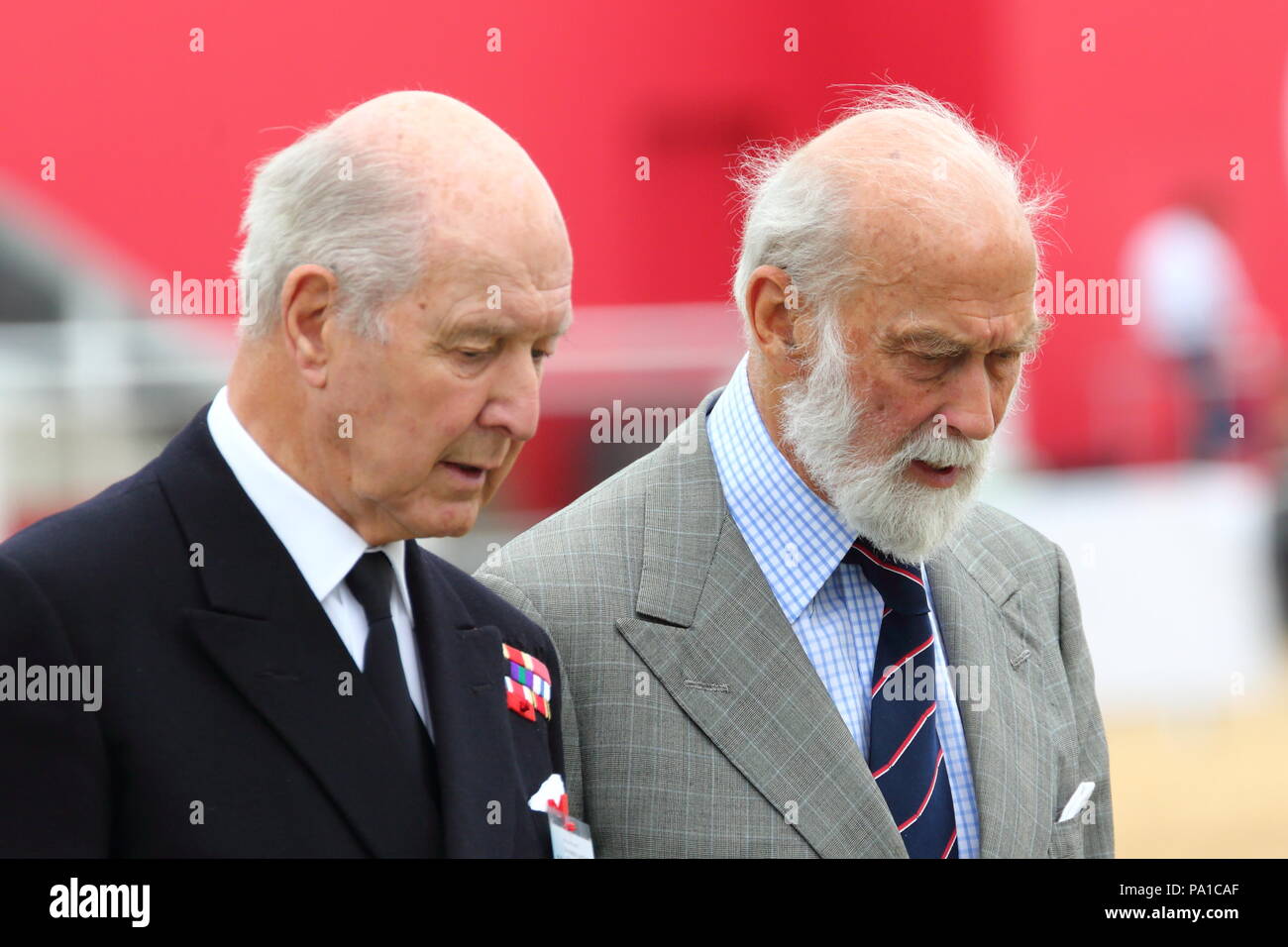 Farnborough, Großbritannien. Juli 2018 20. Prinz Michael von Kent inspiziert die neueste Airbus A 220-300 und eine A380 in den 'Save Livery der Korallenriffe". Er wurde von Vice Admiral Lord Sterling von Plaistow begleitet. Quelle: Uwe Deffner/Alamy leben Nachrichten Stockfoto