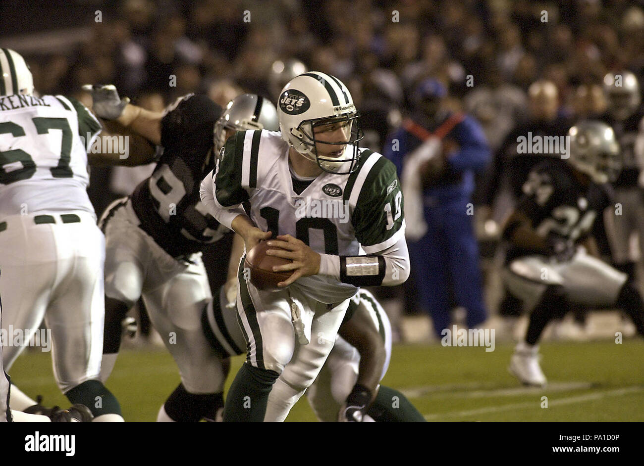 Oakland, Kalifornien, USA. 2. Dez, 2002. New York Jets quarterback Chad Pennington (10) am Montag, 2. Dezember 2002 in Oakland, Kalifornien. Die Räuber besiegt die Jets 26-20. Credit: Al Golub/ZUMA Draht/Alamy leben Nachrichten Stockfoto