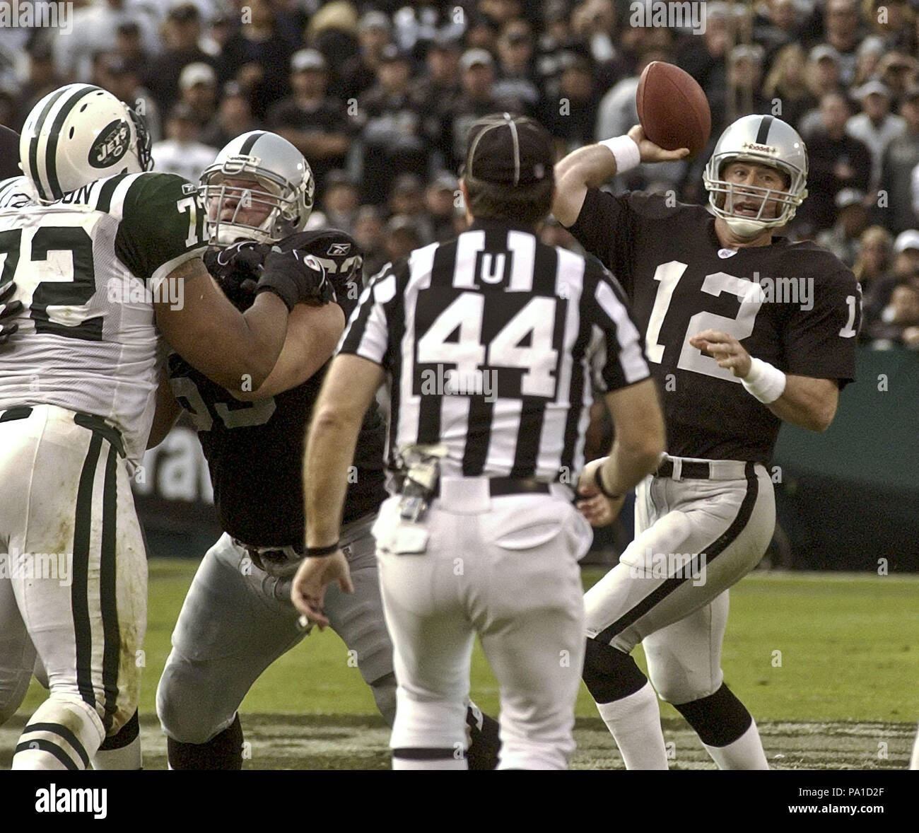 Oakland, Kalifornien, USA. 12. Jan 2003. Oakland Raiders Quarterback Rich Gannon (12) am Sonntag, 12 Januar, 2003 in Oakland, Kalifornien. Die Räuber besiegt die Jets 30-10 in Abteilung Endspiel Spiel. Credit: Al Golub/ZUMA Draht/Alamy leben Nachrichten Stockfoto