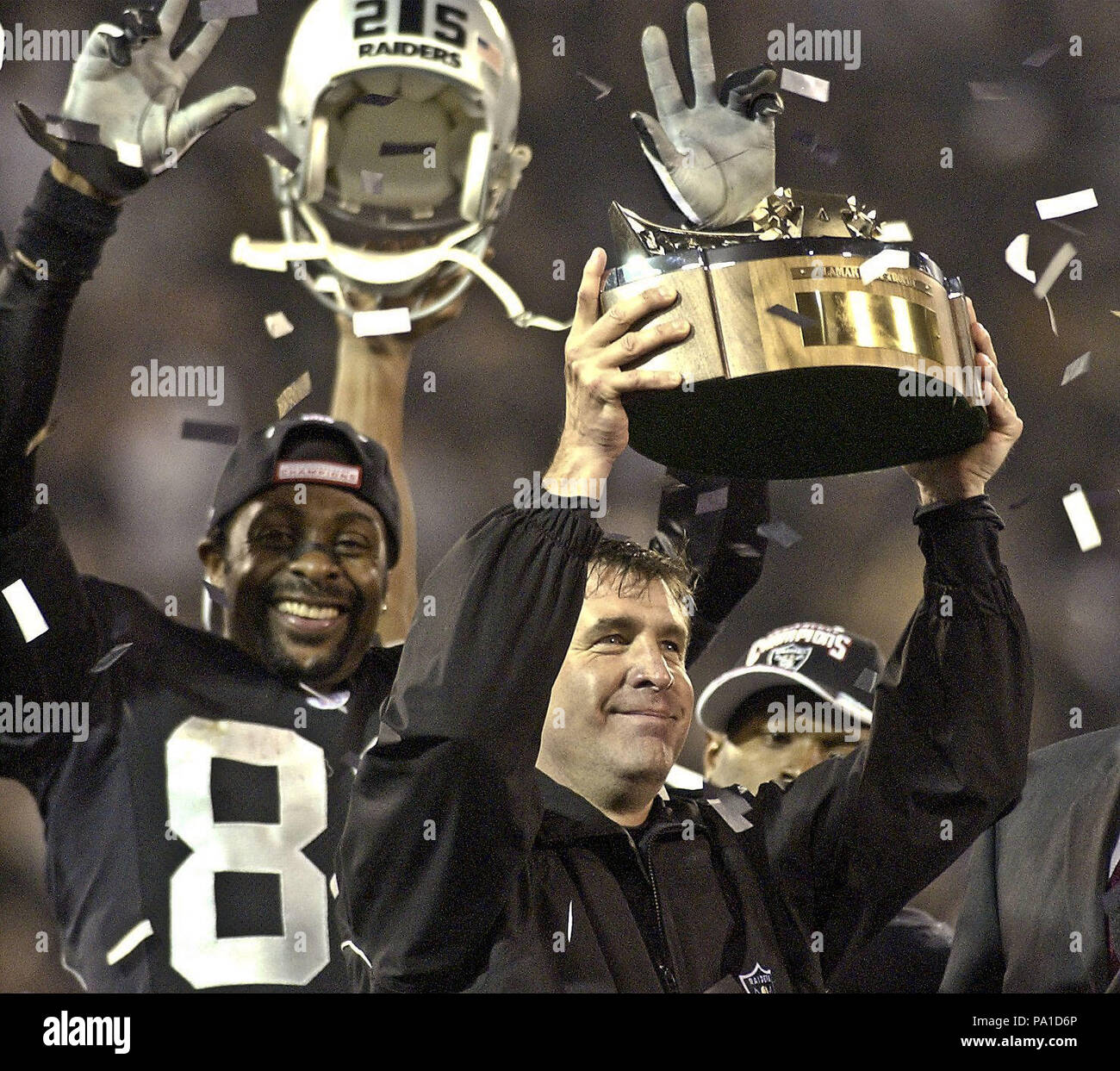 Oakland, Kalifornien, USA. 19. Jan 2003. Bill Callahan und Jerry Rice feiern Meisterschaft Trophy am Sonntag, 19. Januar 2003 in Oakland, Kalifornien. Die Räuber besiegt die Titanen 41-24 in der Conference Championship Game. Credit: Al Golub/ZUMA Draht/Alamy leben Nachrichten Stockfoto