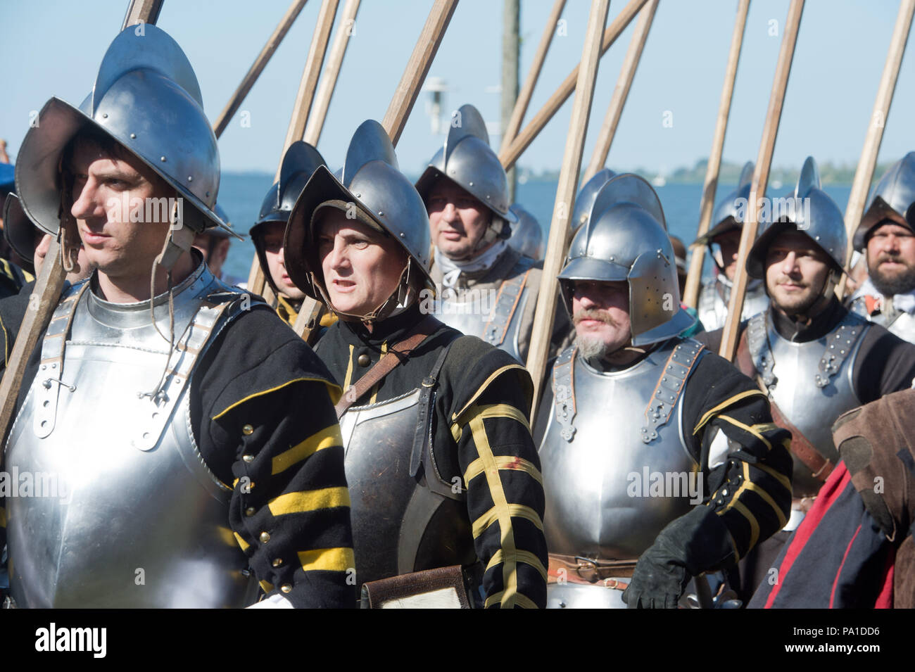 Stralsund, Deutschland. 20. Juli 2018. Bauern, Händlern, Gauklern und Jongleuren während der Parade der Hansestadt erleben die Belagerung der Stadt im Jahr 1628 von den kaiserlichen Truppen unter General Wallenstein. Nach schweren Kämpfen, die Menschen in Stralsund konnten Wallensteins Armee zu besiegen. Quelle: Stefan Sauer/dpa-Zentralbild/dpa/Alamy leben Nachrichten Stockfoto