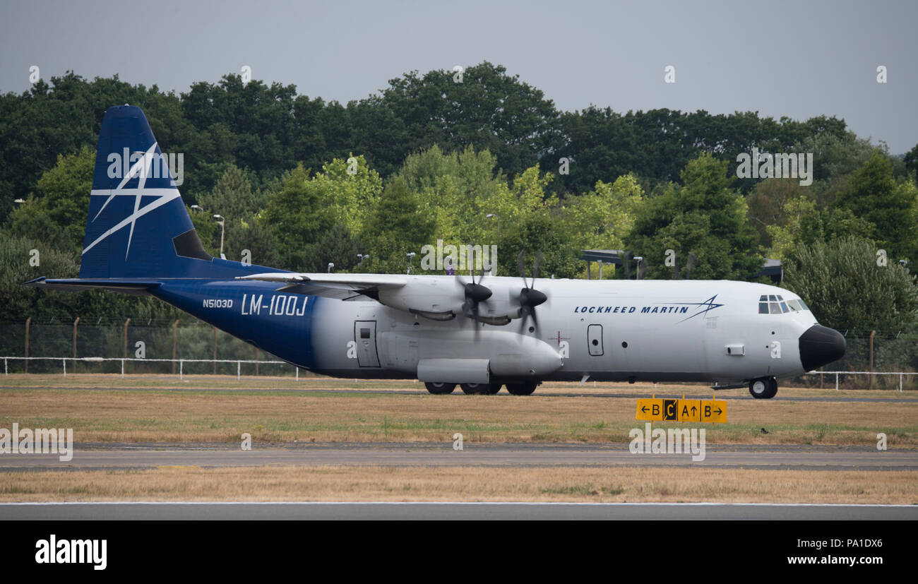 Farnborough, Hampshire, UK. 20. Juli, 2018. Letzten Tag des alle zwei Jahre stattfindenden Internationalen Handel Farnborough Airshow FIA 2018, in der Regel einen Übergang Tag als Business Kunden in einem stetigen Strom von VIP-Flugzeuge als Mitglieder der Öffentlichkeit verlassen ankommen zu sehen der Aufbau für das Wochenende öffentliche Airshow. Mehrere größere Passagierflugzeuge lassen auch nach einer Woche der Messe Flugvorführungen. Credit: Malcolm Park/Alamy Leben Nachrichten. Stockfoto