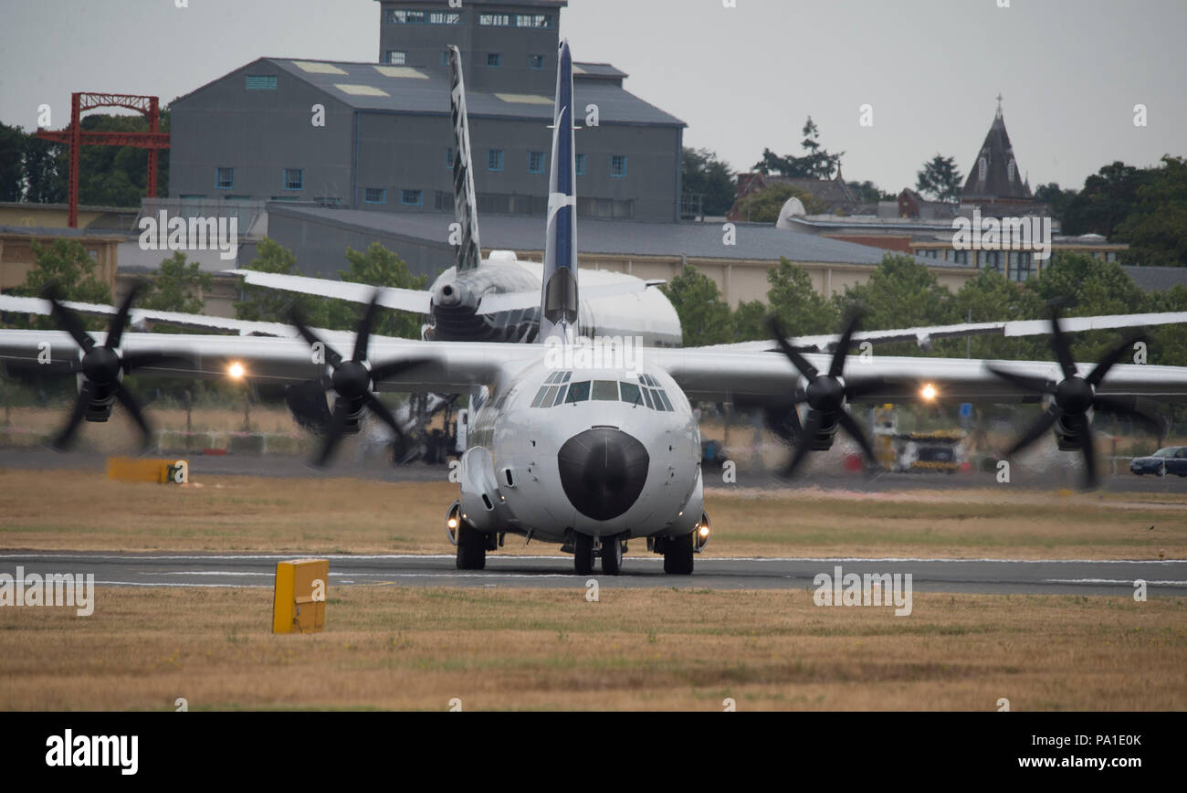 Farnborough, Hampshire, UK. 20. Juli, 2018. Letzten Tag des alle zwei Jahre stattfindenden Internationalen Handel Farnborough Airshow FIA 2018, in der Regel einen Übergang Tag als Business Kunden in einem stetigen Strom von VIP-Flugzeuge als Mitglieder der Öffentlichkeit verlassen ankommen zu sehen der Aufbau für das Wochenende öffentliche Airshow. Mehrere größere Passagierflugzeuge lassen auch nach einer Woche der Messe Flugvorführungen. Credit: Malcolm Park/Alamy Leben Nachrichten. Stockfoto