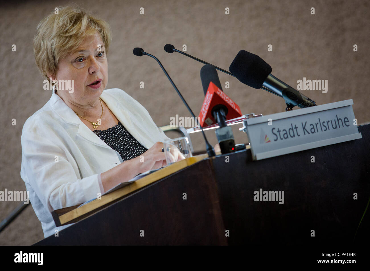 20. Juli 2018, Deutschland, Karlsruhe: Malgorzata Gersdorf (L), gezwungen, pensionierter Vorsitzender Richter aus Warschau (Polen), Vitis der Deutschen "Hauptstadt des Rechts" und hält einen Vortrag beim Bundesgerichtshof. Foto: Christoph Schmidt/dpa Stockfoto