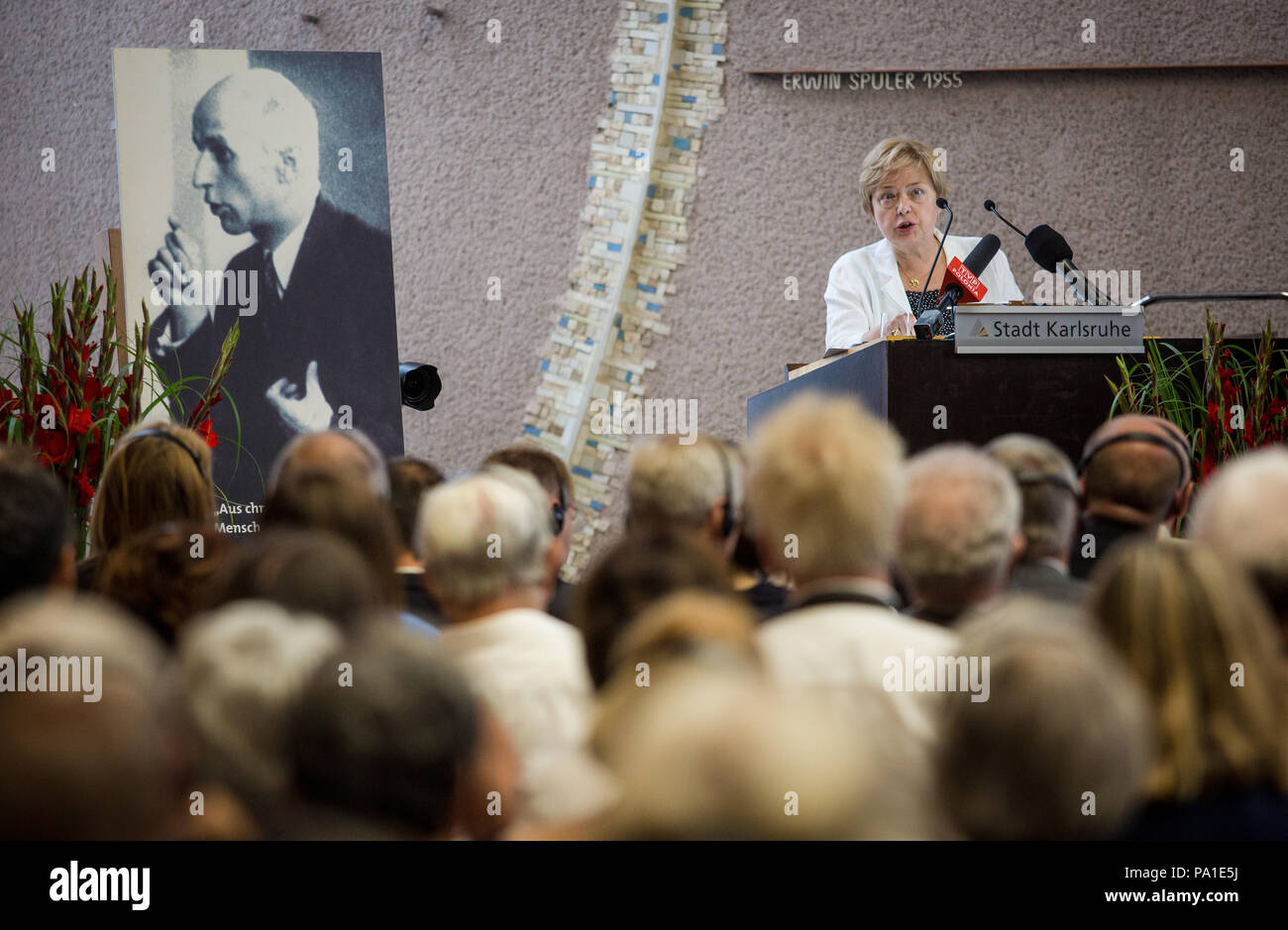 20. Juli 2018, Deutschland, Karlsruhe: Malgorzata Gersdorf (L), gezwungen, pensionierter Vorsitzender Richter aus Warschau (Polen), Vitis der Deutschen "Hauptstadt des Rechts" und hält einen Vortrag beim Bundesgerichtshof. Foto: Christoph Schmidt/dpa Stockfoto