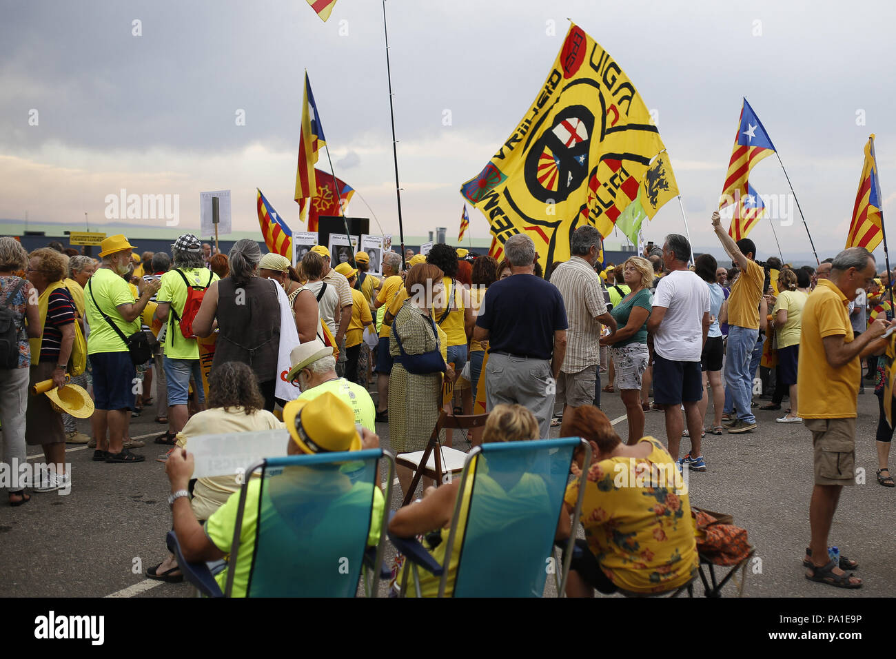 Tarragona, Katalonien, Spanien. 20. Juli 2018. Juli 20, 2018 Tarragona, Katalonien, Spanien - im Zuchthaus Zentrum von Mas bereichern. Tausende marschierten durch die außerhalb des Gefängnisses von Tarragona fordern die Freiheit des inhaftierten Katalanischen Führer und die Rückkehr der im Exil. Quelle: Eric Alonso/ZUMA Draht/Alamy leben Nachrichten Stockfoto