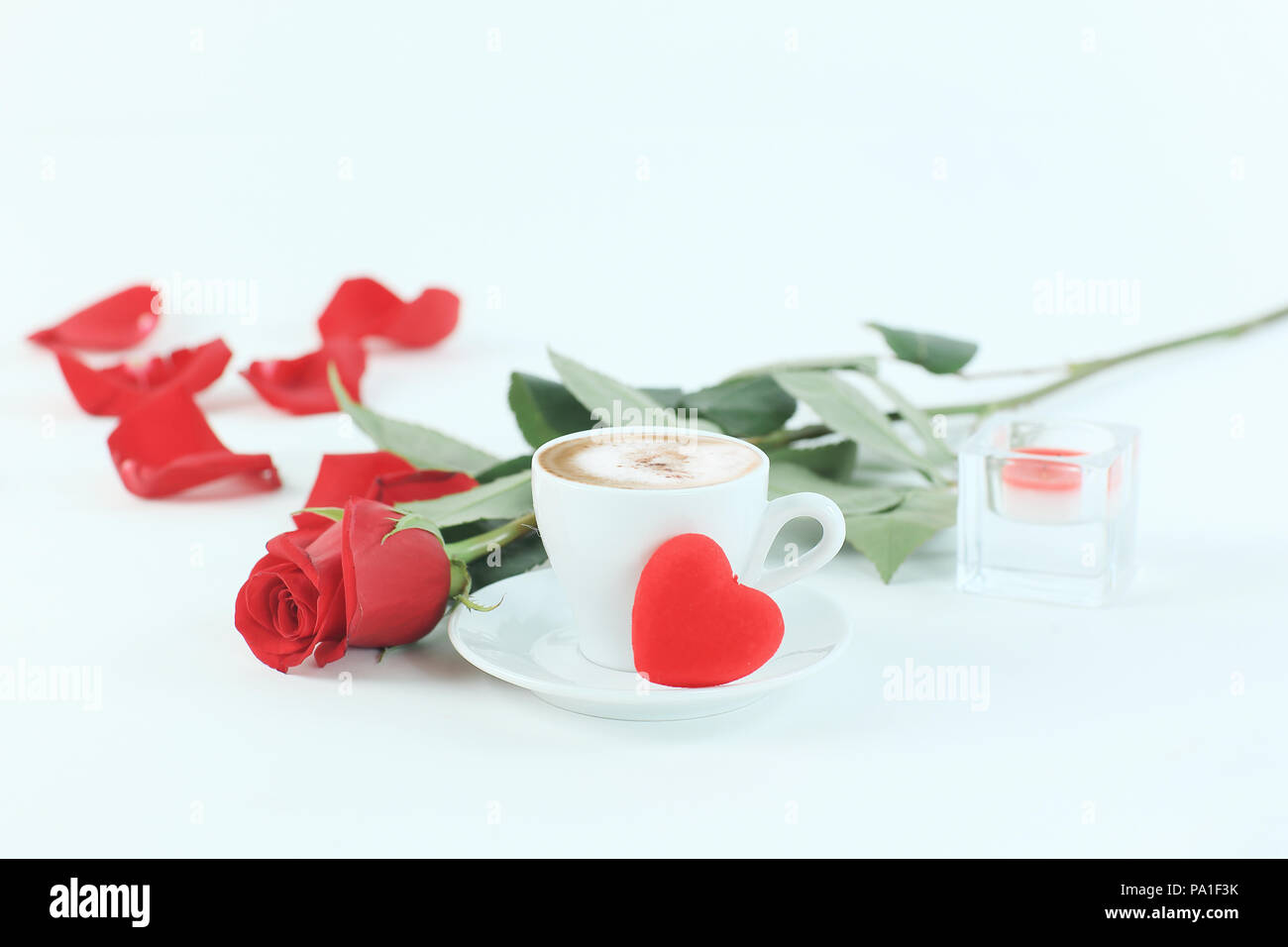 Kaffee Und Rote Rose Stockfotos Und Bilder Kaufen Alamy