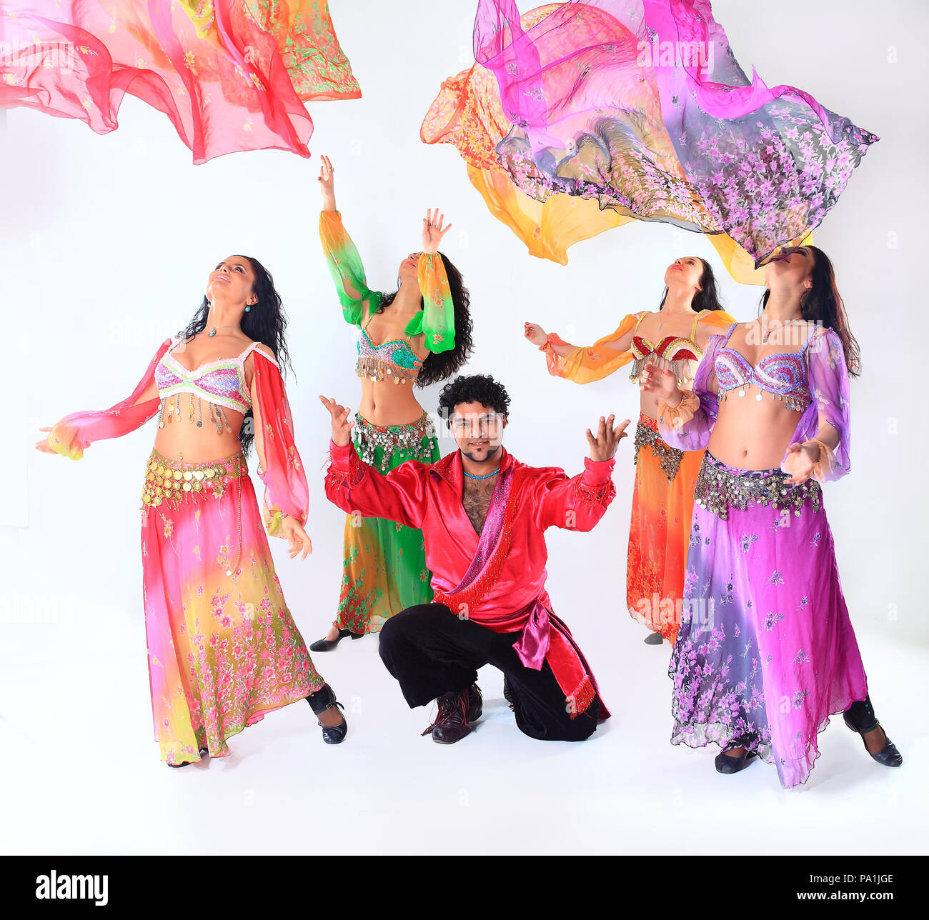 Professionelle Tanzgruppe der Zigeuner, die in traditioneller Kleidung führt Volkstanz Stockfoto