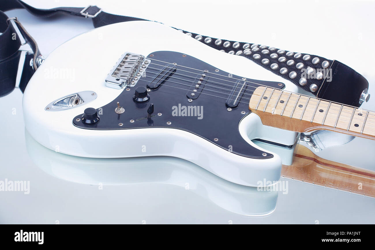 Closeup. e-Gitarre mit Gurt auf weißem Hintergrund Stockfotografie - Alamy