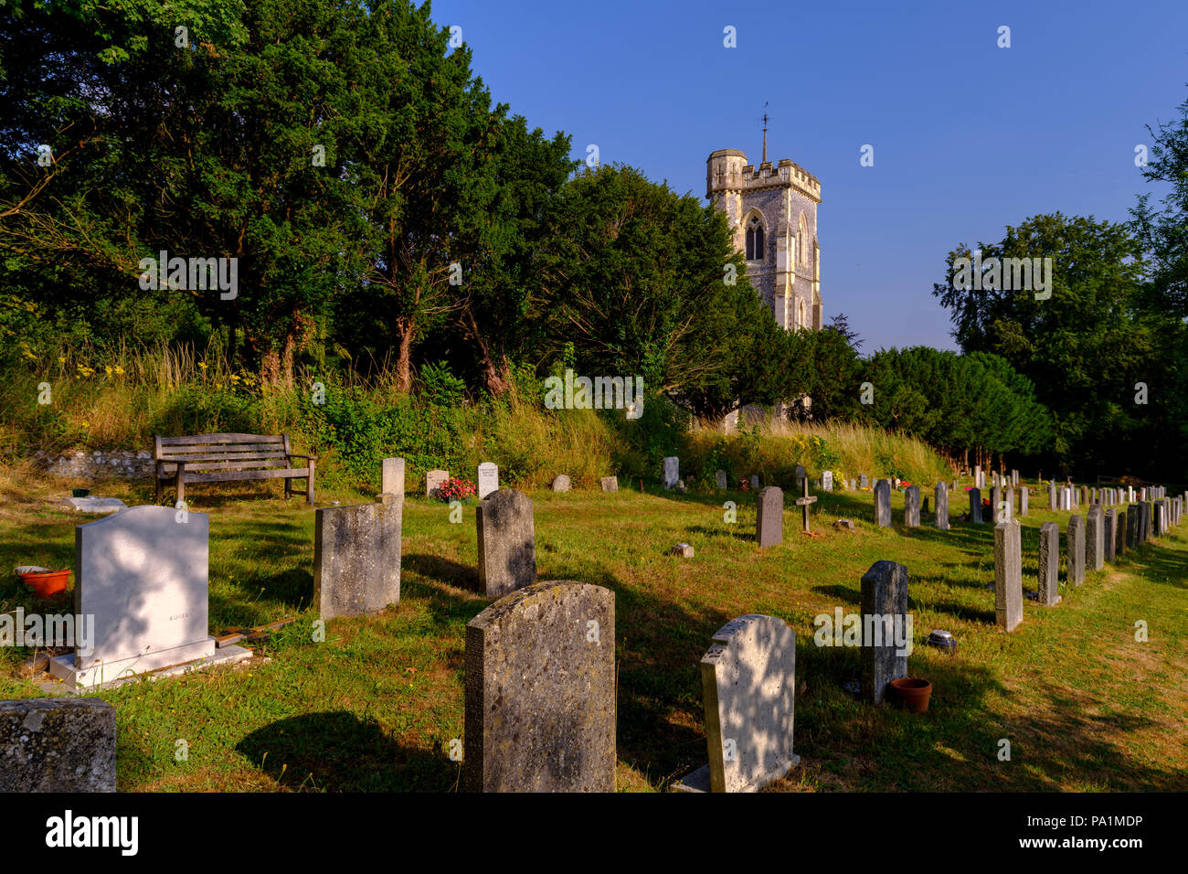 Sommer Blick von St James die evangelische Kirche, West Meon im Meon Valley in der South Downs National Park, Hampshire, Großbritannien Stockfoto