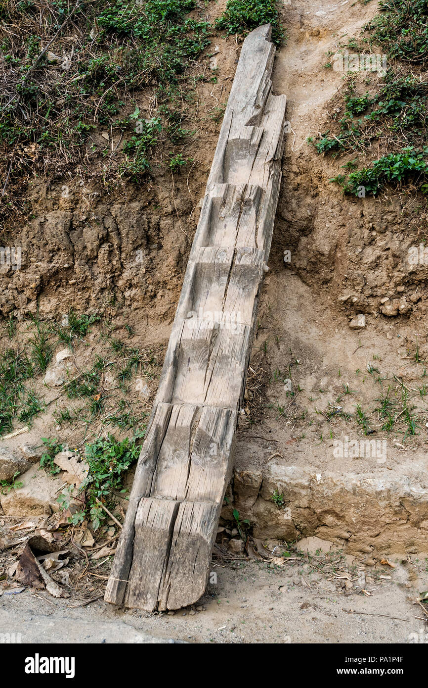 Holztreppe mit Rundholz - natürliche Stamm Holz Treppen Stockfoto