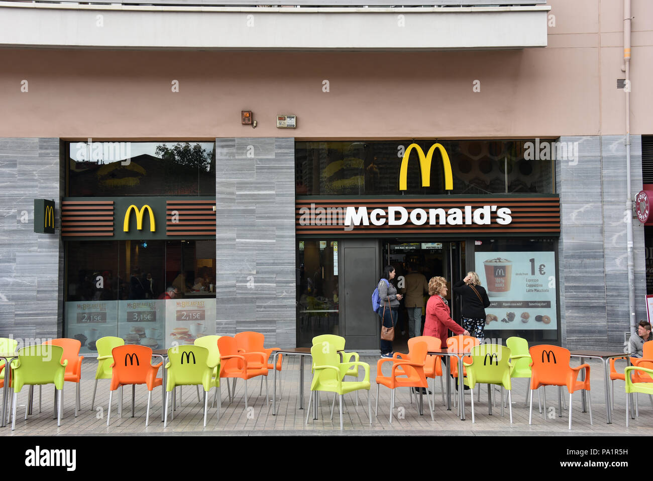 Barcelona, Spanien - 13. Mai 2018: McDonalds Restaurant mit Stühlen und Tischen auf dem Bürgersteig der Straße herüber von der Sagrada Familia entfernt. Stockfoto