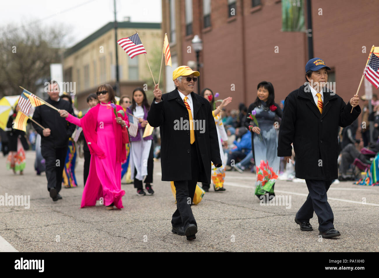 Holland, Michigan, USA - Mai 12, 2018 Mitglieder der Michigan Vietnamesischen amerikanischen Gemeinschaft, die traditionelle Kleidung und winkte amerikanische und vietnames Stockfoto