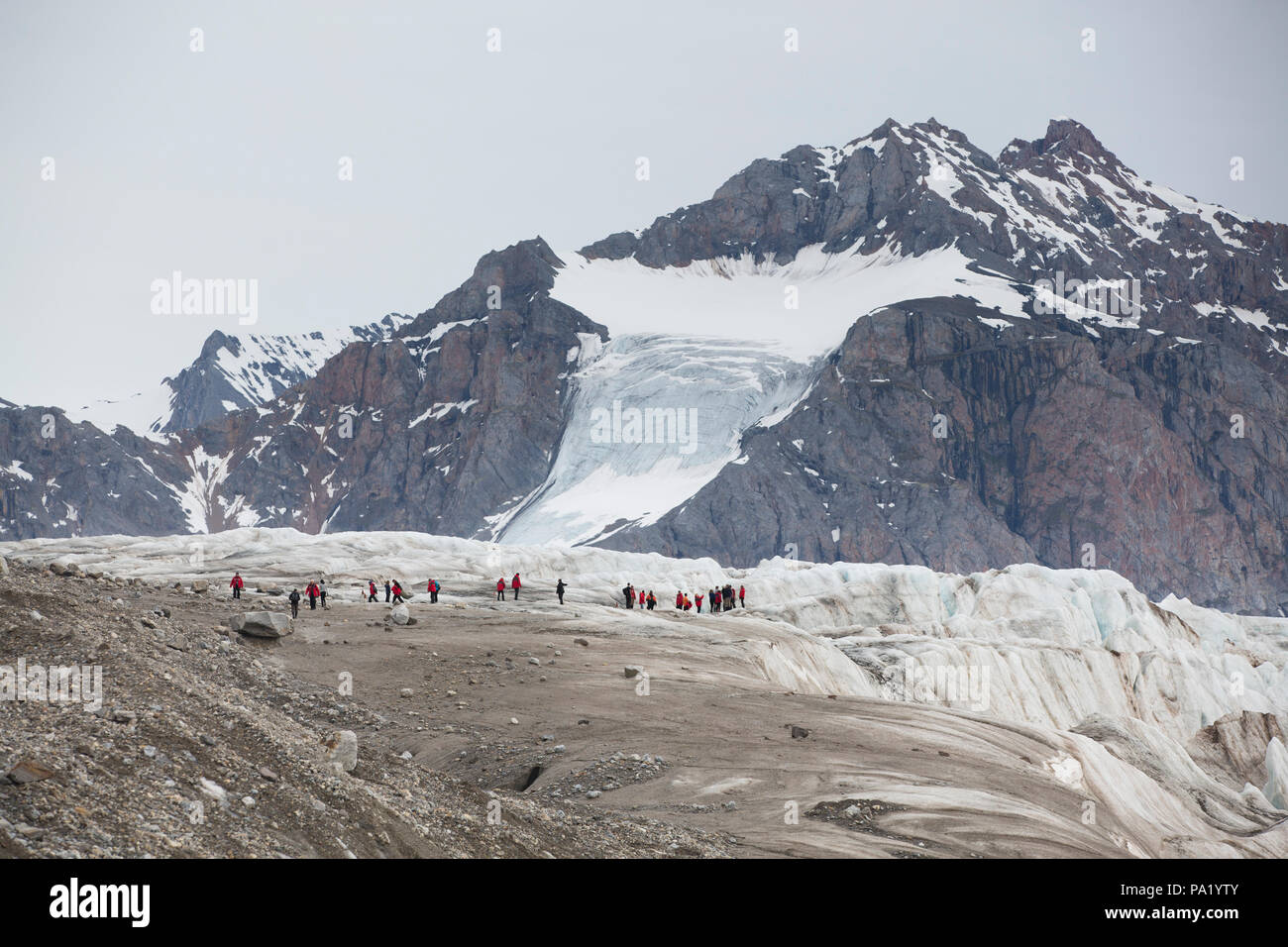 Touristen auf einem Gletscher in Spitzbergen Arktis Stockfoto
