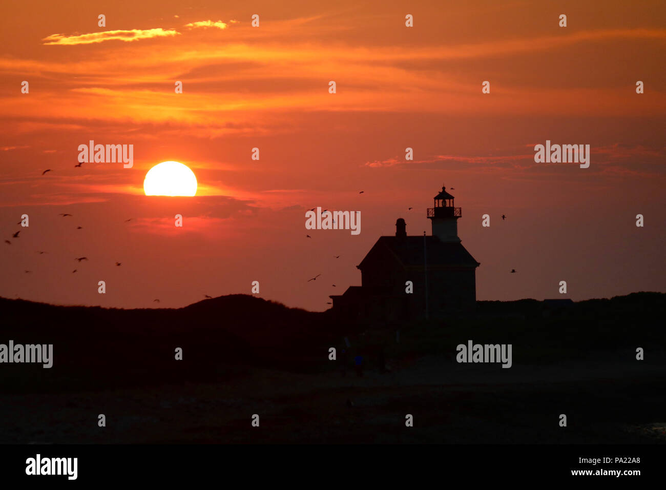 Ein Blick auf die North Licht in Block Island, Rhode Island, Silhouette bei Sonnenuntergang im Sommer. Stockfoto