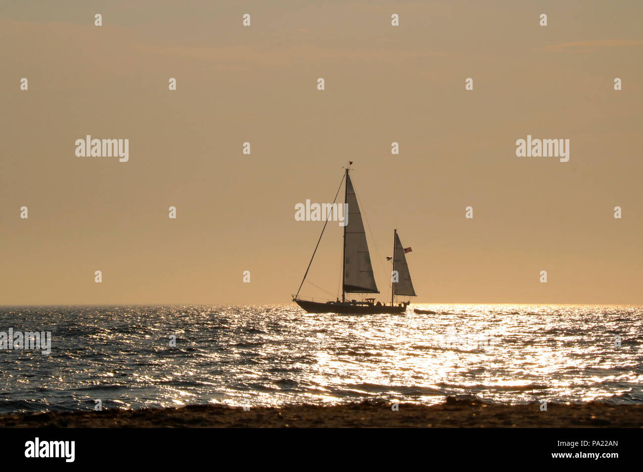 Ein Segelboot aus Sandy Point in Block Island, Rhode Island bei Sonnenuntergang. im Sommer. Stockfoto