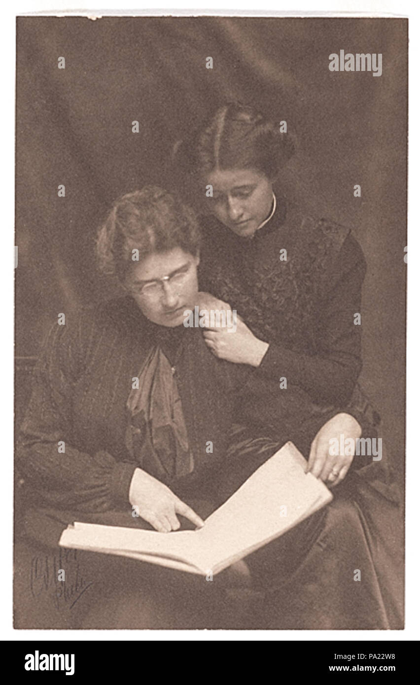 . Jessie Wilcox Smith und Elizabeth Shippen Green, Ca. 1900. Englisch: Foto zeigt Illustratoren Jesse Wilcox Smith, Sitz, und Elizabeth Shippen Green, stehend. Signiert unten links: "Clayton, Phily'. ca. 1900 94 AAA oaklviol 8980 Stockfoto