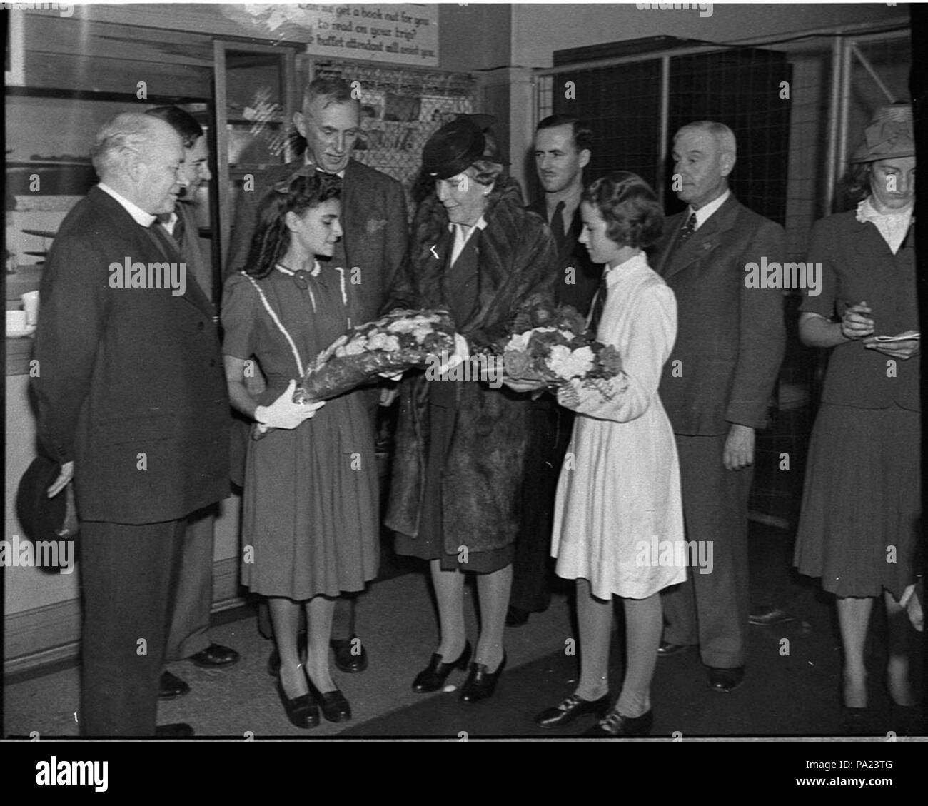 253 28984 SLNSW Ankunft der Allgemeinen und Lady Dobbie am Rose Bay Air Base Stockfoto