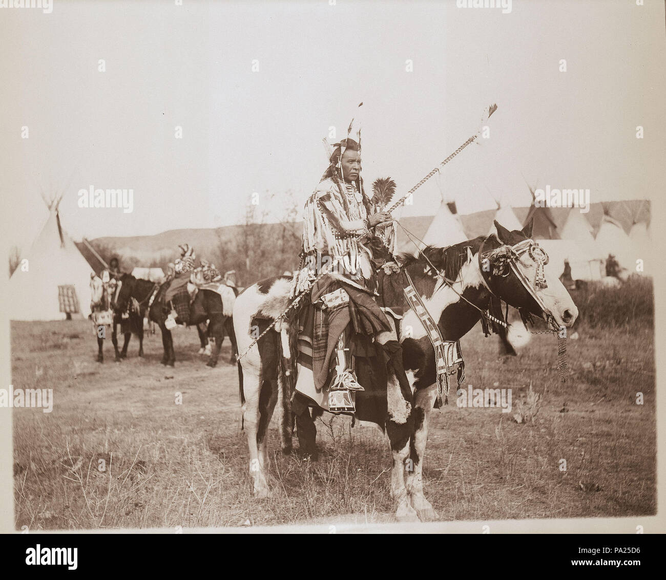 672 Fred E. Miller-Spotted Kaninchen (Crow tribe) auf dem Pferd, Montana Stockfoto