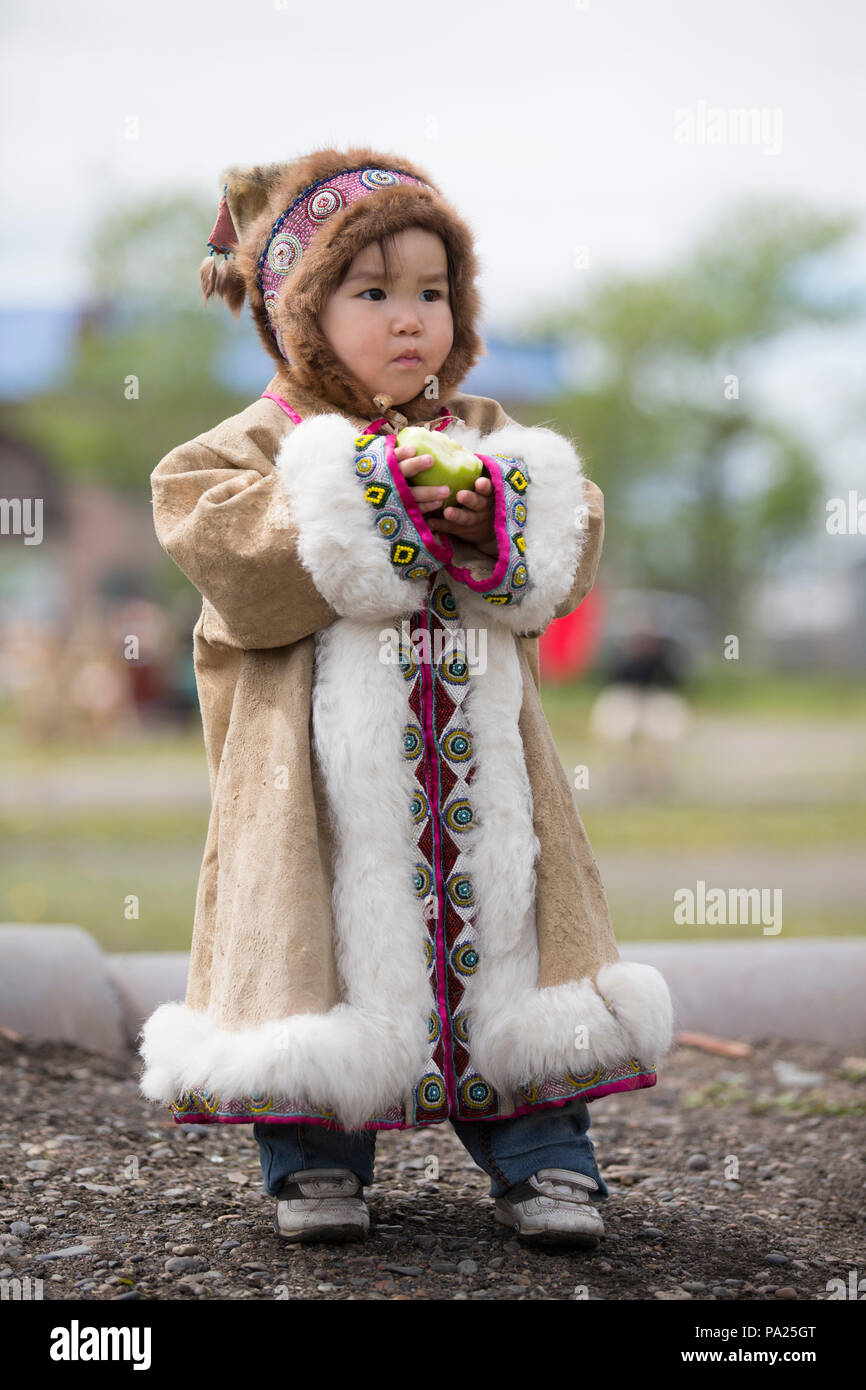 Junge Kind isst einen Apfel in Okhotsk Stockfoto