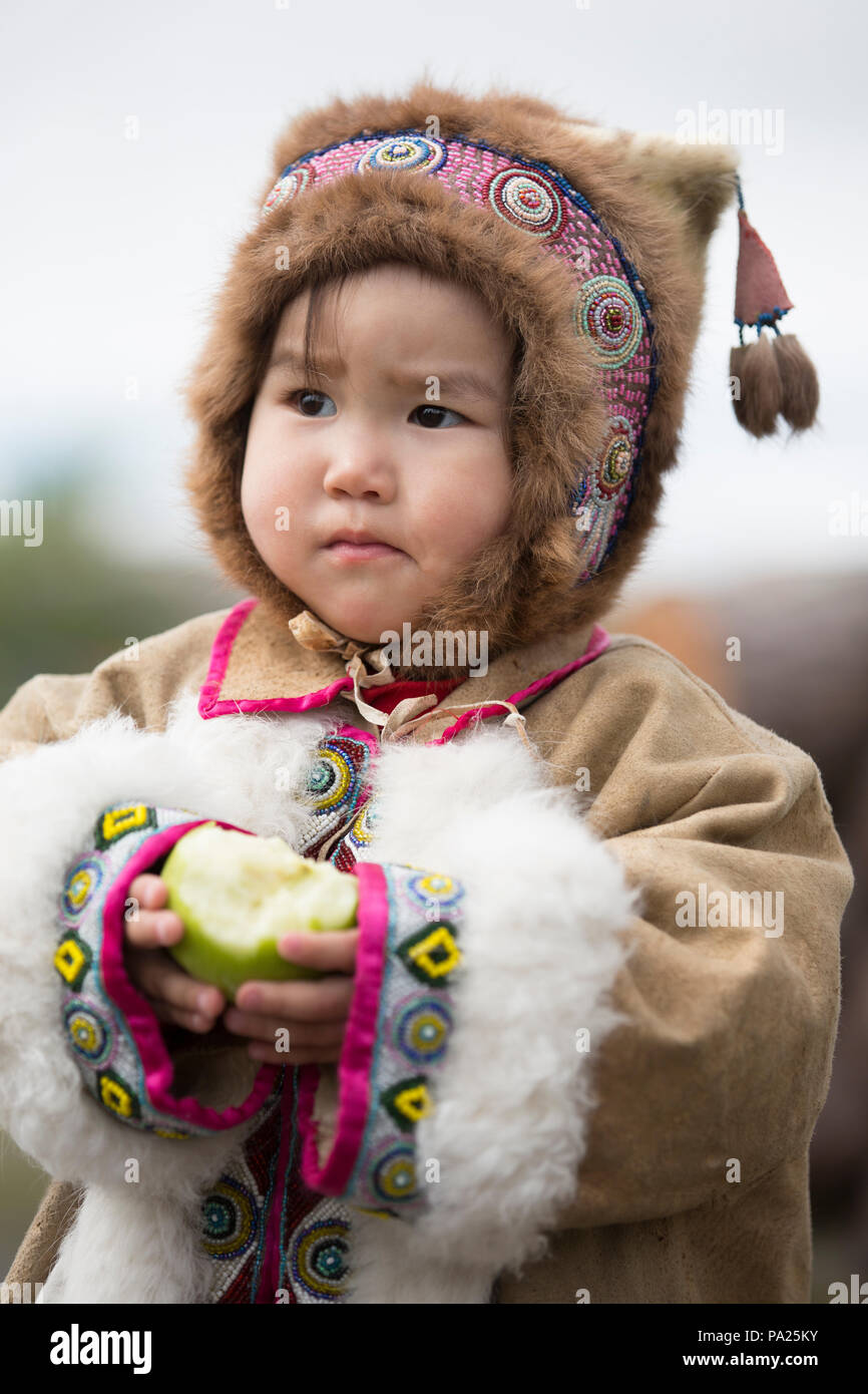 Junge Kind isst einen Apfel in Okhotsk Stockfoto
