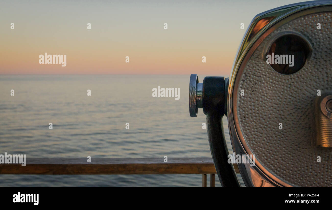 Das Meer genießen Sie die Aussicht auf Land durch einen Tower Optical. Stockfoto