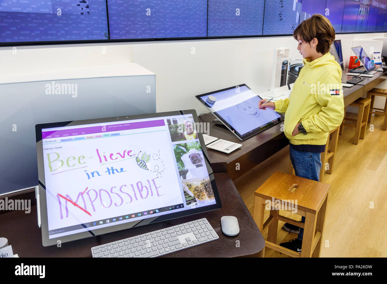 Orlando Florida, The Mall at Millenia, Shopping Shopper Shopper Shop Shops Markt Märkte Markt Kauf Verkauf, Einzelhandel Geschäfte Business Bus Stockfoto