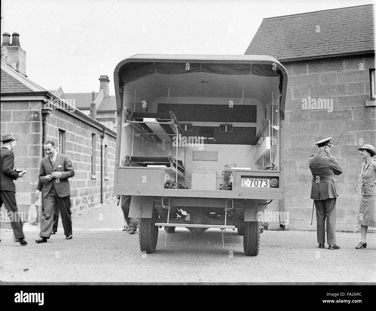260 34817 SLNSW Geschenk aus irischem Leinen Spinnen und Weben Unternehmen durch das Rote Kreuz an die Armee Militär Krankenwagen Stockfoto