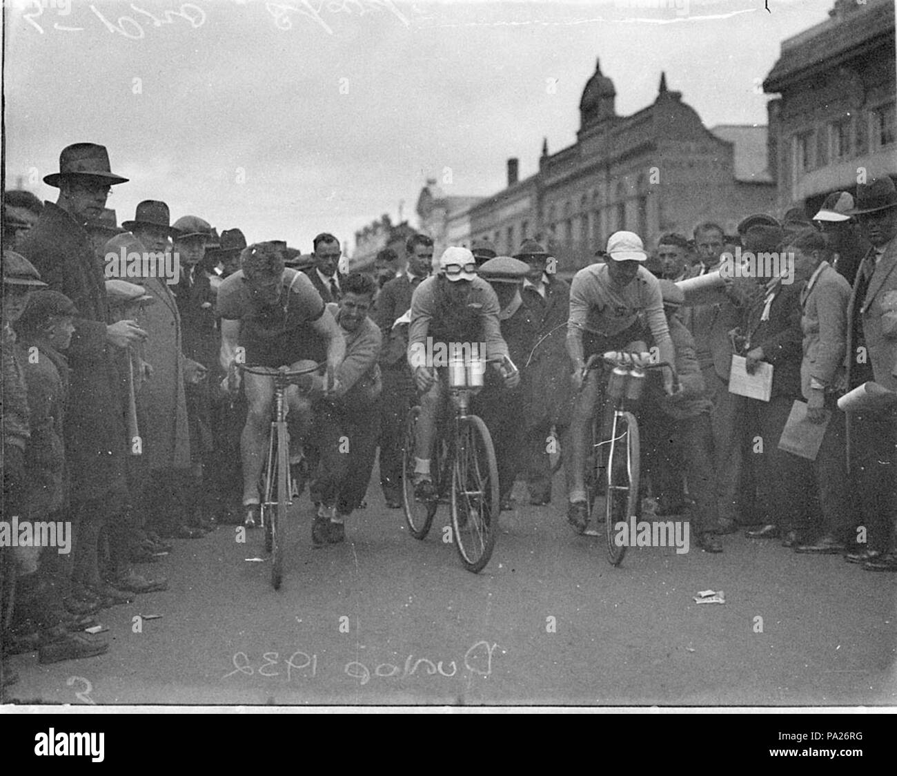 239 SLNSW 130748 Start der Dunlop Road Race Goulburn nach Sydney in Goulburn fivepro starten Stockfoto