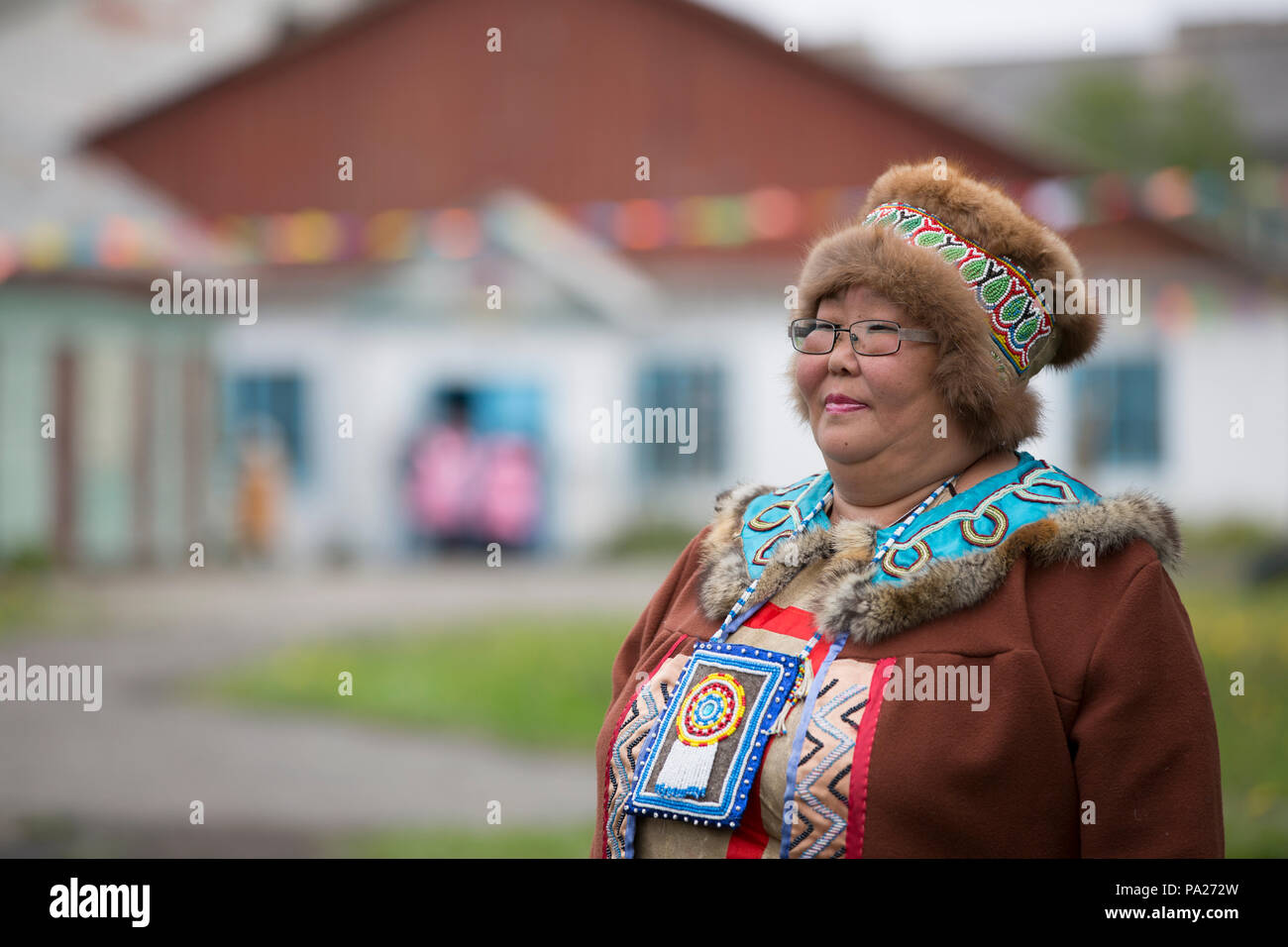Frau in Tracht, Okhotsk Stadt, Russland Stockfoto