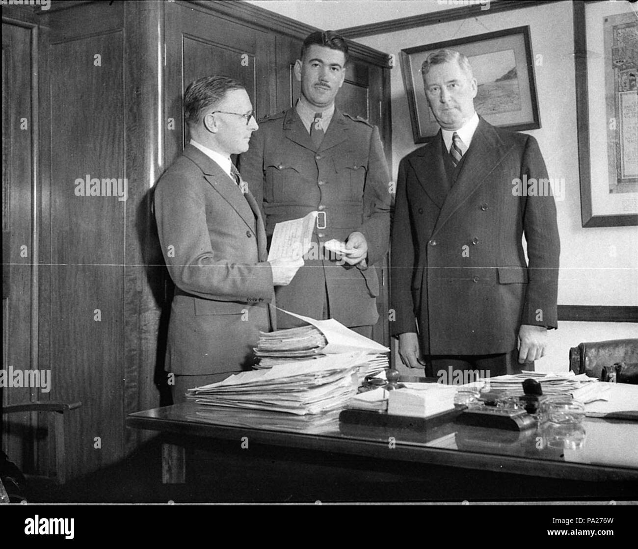 262 36682 SLNSW Übergabe Scheck für Sparmaßnahmen Darlehen Herr Haywood Stockfoto