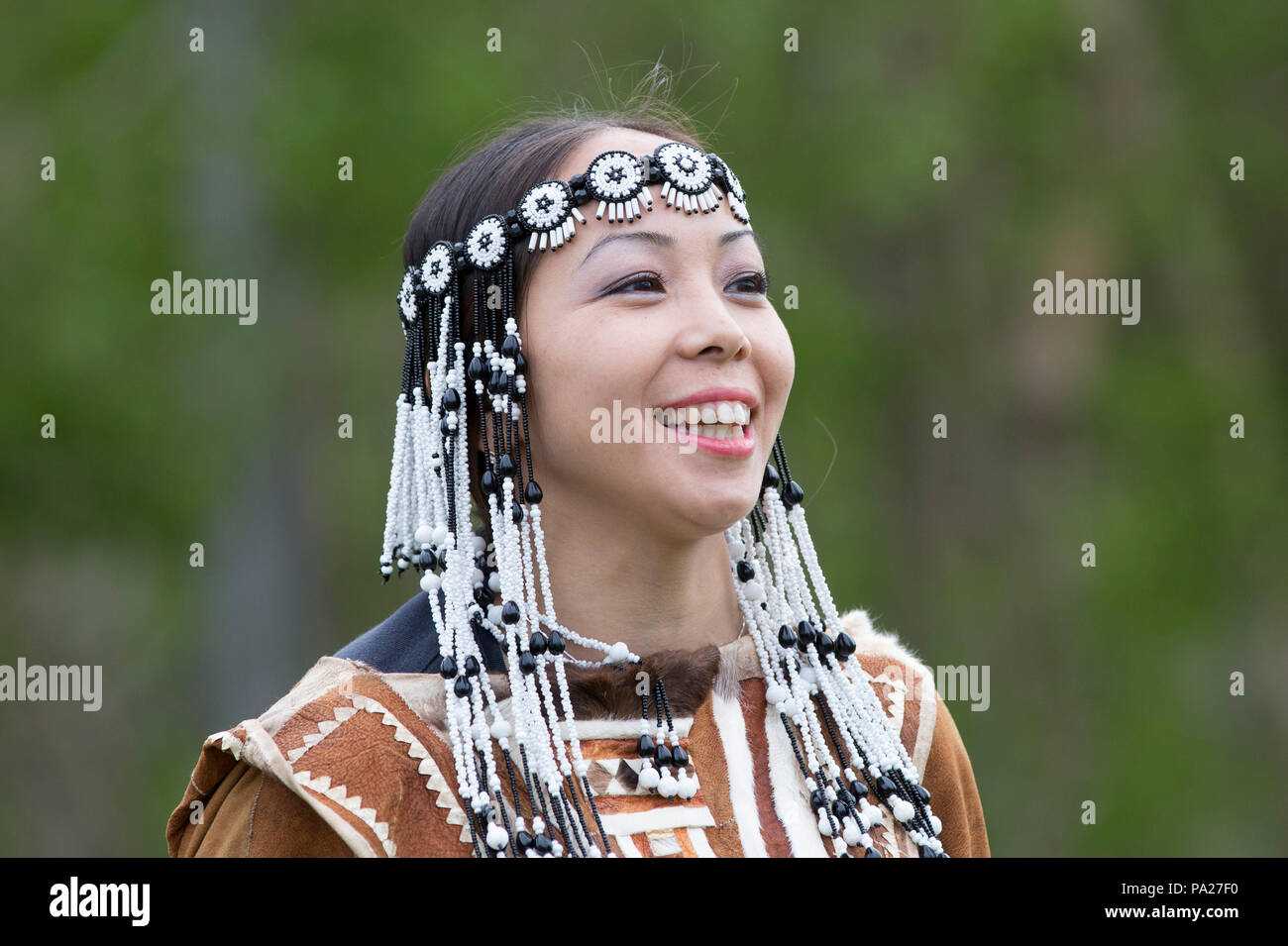 Frau in traditioneller Kleidung, Petropavlovsk-Kamchatskiy, Kamtschatka Stockfoto
