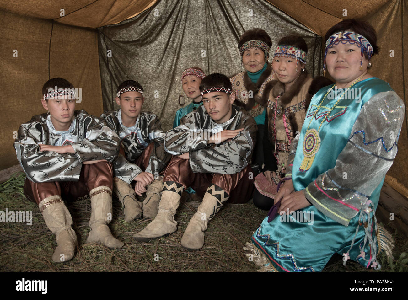 Ureinwohner in einem Zelt in Tracht, Okhotsk, Russland Stockfoto