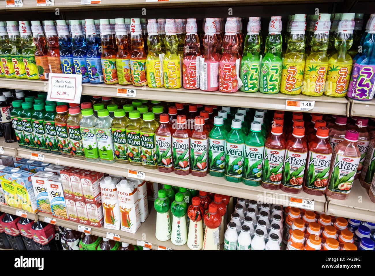 Florida Orlando Chinatown Ifresh Chinese Market Supermarkt Supermarkt Lebensmittel Aloe Vera Getrank Plastikflaschen Ethnische Importiert Regal Stockfotografie Alamy