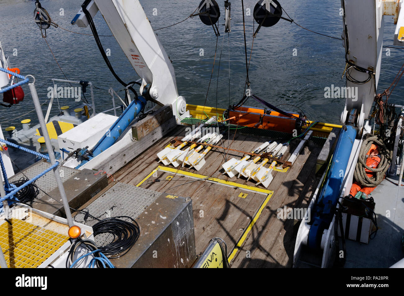 Eine geophysikalische Untersuchung Schiff Deck mit einer Reihe von magnetometern Stockfoto