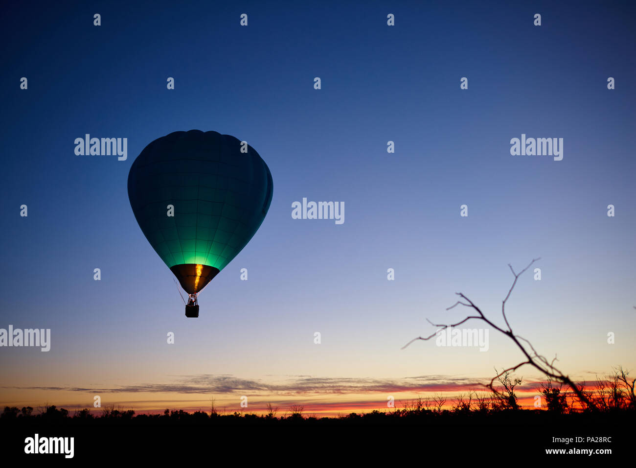 19. Juli 2018, zwei Heißluftballons versuchen einen Langstreckenflug, Starten von einem Feld in der Nähe von Merbein in North West Victoria. Der Ballon dargestellt Stockfoto
