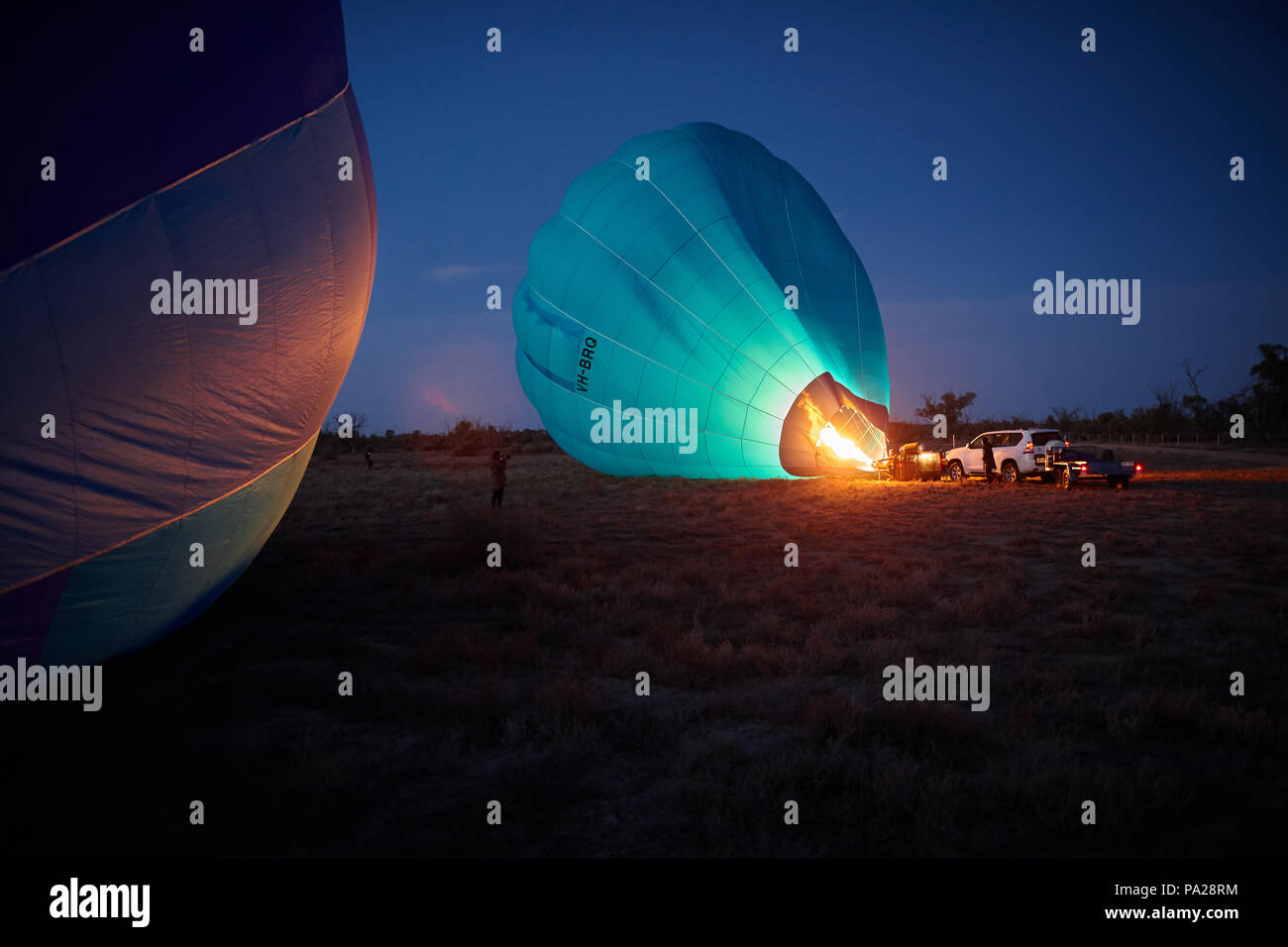 19. Juli 2018, zwei Heißluftballons versuchen einen Langstreckenflug, Starten von einem Feld in der Nähe von Merbein in North West Victoria, Australien. Stockfoto