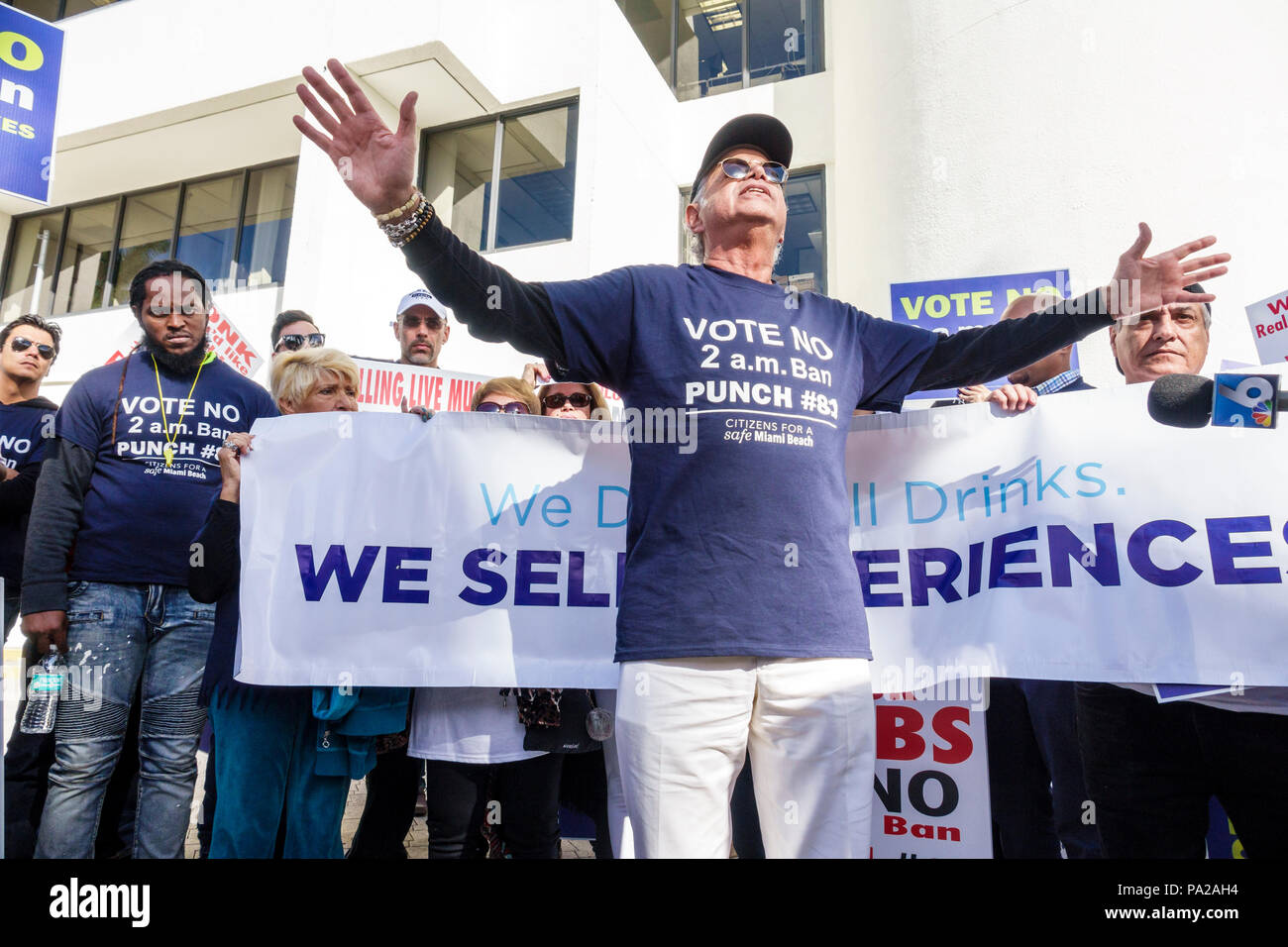Miami Beach, Florida, Rathaus, Hotelangestellte, Protest gegen Demonstration, die Alkohol nicht serviert, Schließung von Bars, Jobs um 2 UHR, Stimmabgabe, Nein, Stockfoto