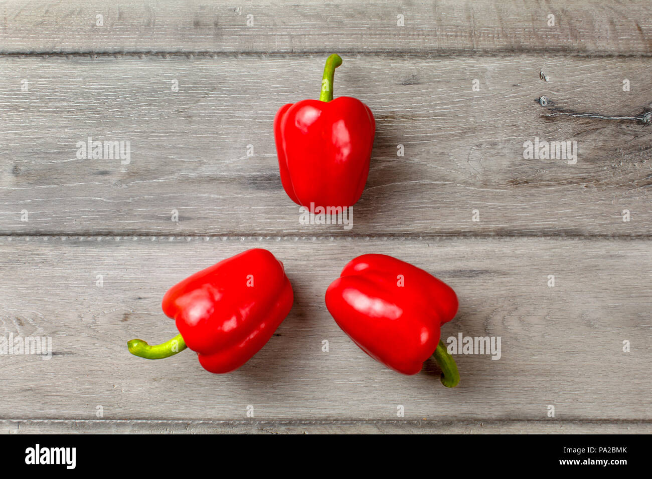 Tabelle Foto oben - Drei helle rote Paprika in 3 Stern hingewiesen. Stockfoto