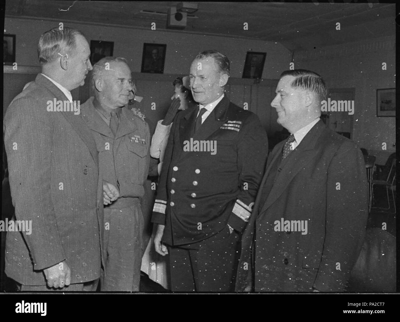 257 32616 SLNSW Ankunft Konteradmiral HJ Buchanan zweiter von rechts Brigadier JW Haupt- und Herr G Duncan Präsident von Newcastle Filiale der Royal Empire Gesellschaft Stockfoto