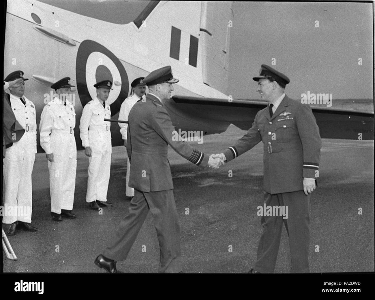 263 SLNSW 41238 RAF Air Chief Marshal Sir John Baker links bei der Ankunft durch die OC von Williamtown RAAF Base Air Commodore AG Adams begrüßt Stockfoto